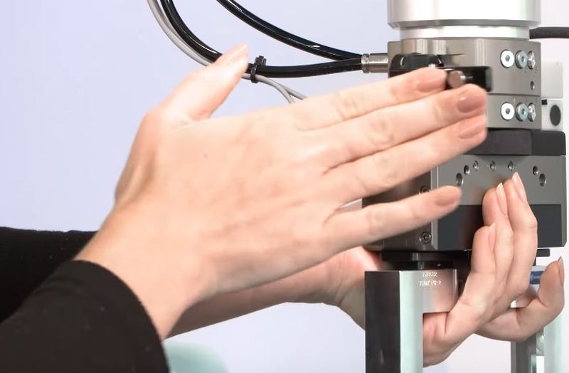 Иновативната система за бърза ръчна смяна на хващачи CMS на SCHUNK впечатлява със своята интуитивност