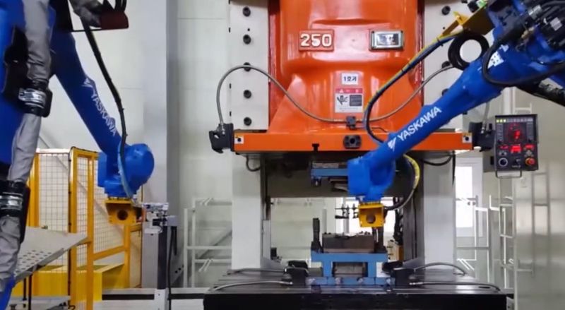 АТРИ Роботикс: Обслужване на преси с роботите Yaskawa Motoman АТРИ Роботикс: Обслужване на преси с роботите Yaskawa Motoman